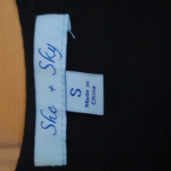 She + Sky Sleeveless Pleated U Neckline Tunic Size Small - Picture 3 of 4